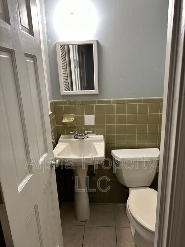 Building Photo - 605 Kenmore Dr