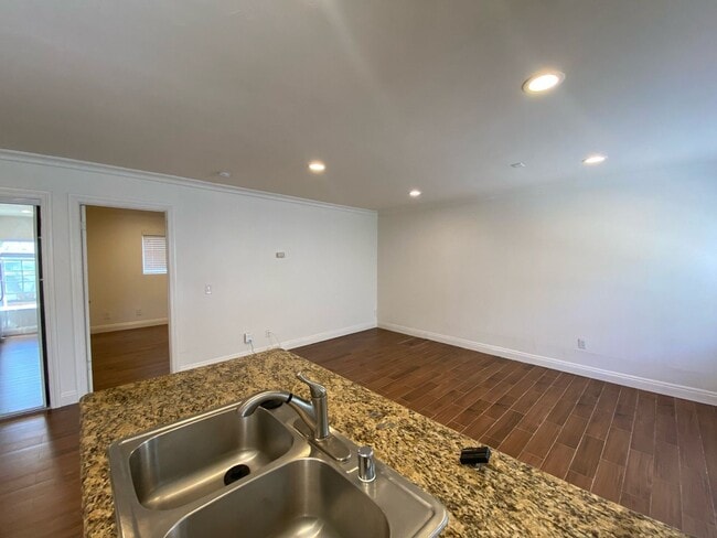 Building Photo - Luxury One Bedroom Apartment in La Jolla Village! Shared Garage Parking! AC! Washer & Dryer!