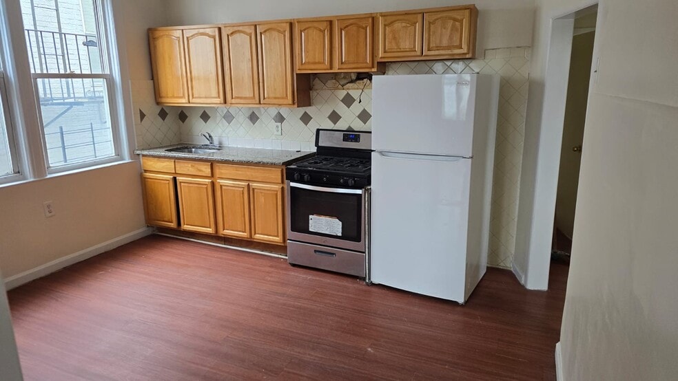 Primary Photo - 3428 103rd St