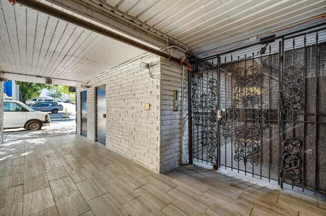 Building Photo - 1136 Crescent Ave NE