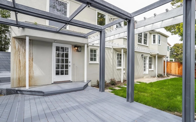 Building Photo - Beautiful Home in Upper Oakmore!