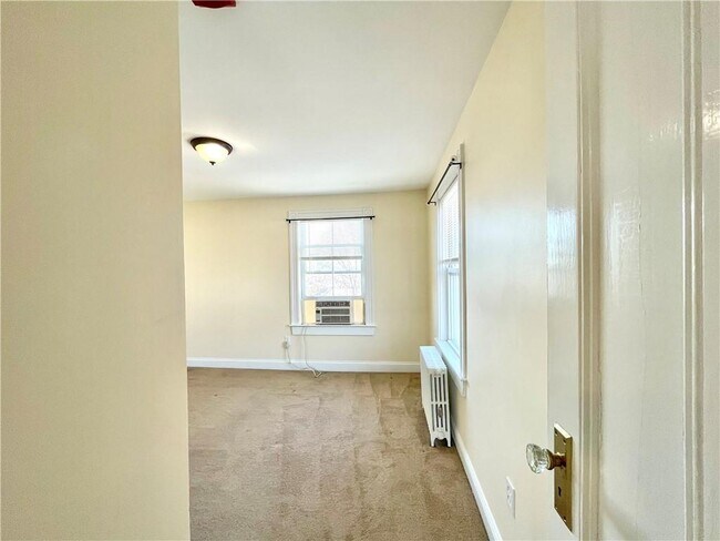 Building Photo - 14 Dresser St