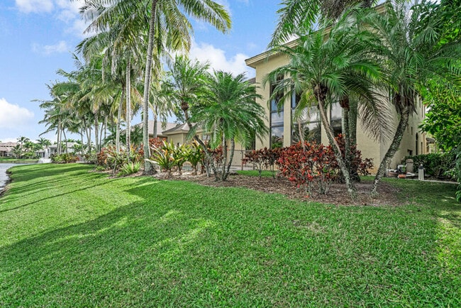 Building Photo - 10513 Versailles Blvd