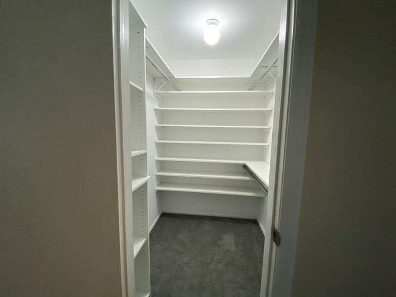 Building Photo - 347 Surrey Ct