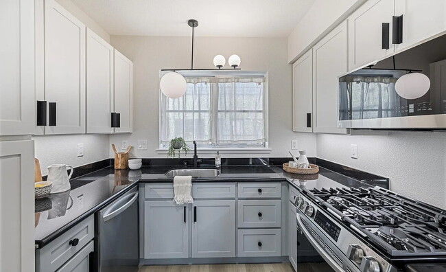 Building Photo - "Chic 1-Bedroom Retreat in Oakland with Ha...