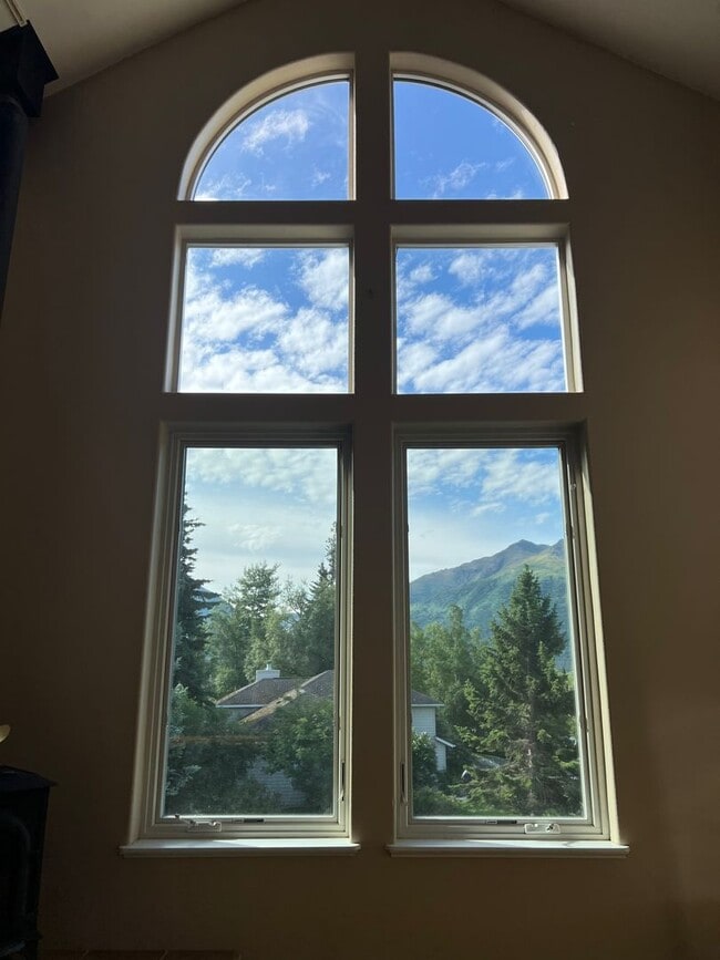 Building Photo - A gorgeous Eagle River home with views for...