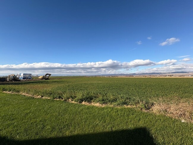 Building Photo - Country LIving