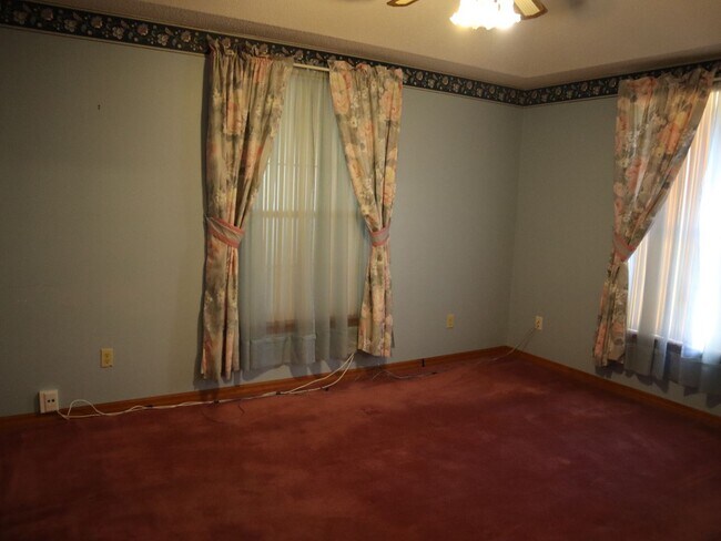 Building Photo - Beautiful Brick Home in Crystal Lakes Estate Call Carole Arcaro 386-216-4900 Deltona Lakes Realty