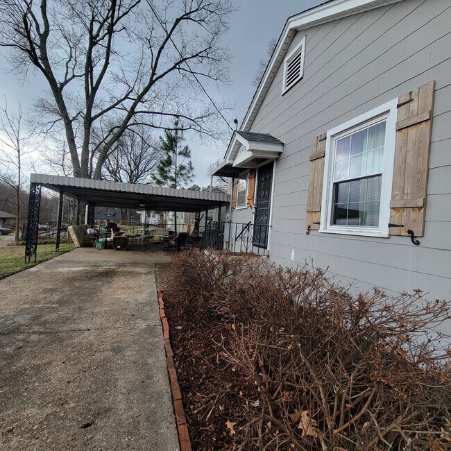Building Photo - 140 Lake Dr