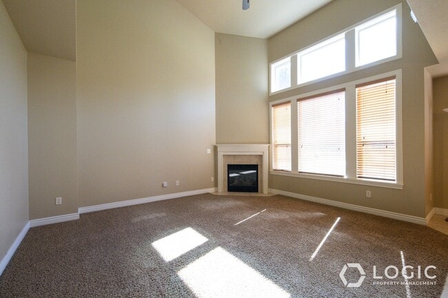 Building Photo - Gorgeous Townhome in South Jordan!