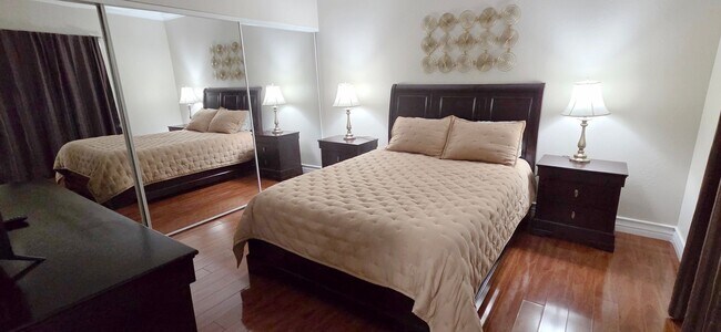 Building Photo - Short or long term available! Beautiful furnished 1 bedroom located in the heart of the strip!