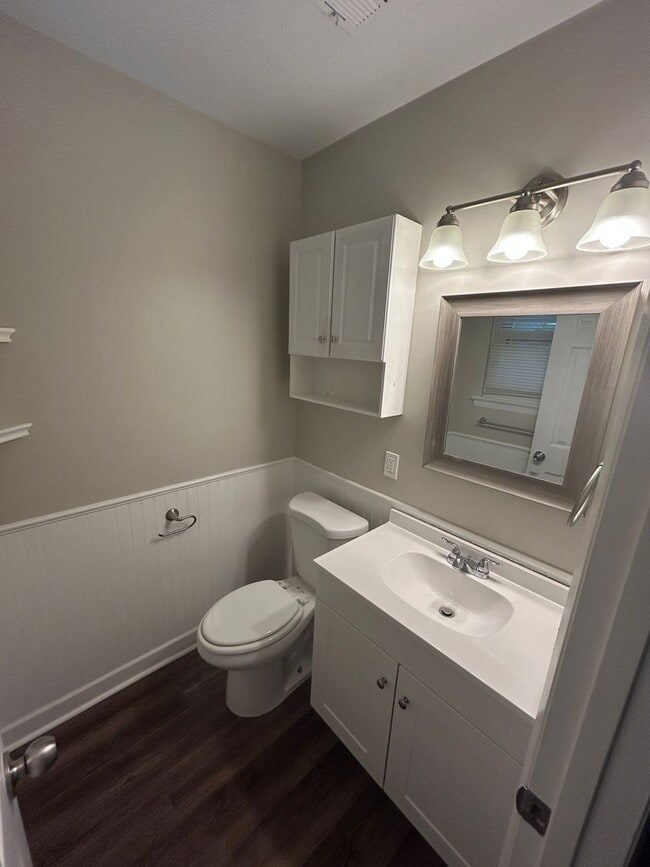 Building Photo - 4 bedroom/1.5 bathroom in Savannah, GA