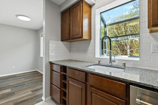 Building Photo - Beautifully Remodeled Top Floor Alki Condo with Views!