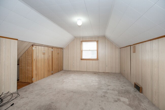 Building Photo - 3 Bedroom/1 bath Single House Maple Hts!!