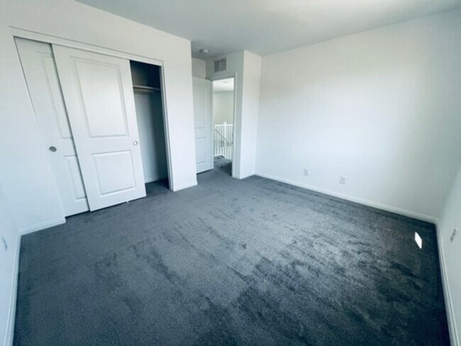 Building Photo - BEAUTIFUL 4 BEDROOM + LOFT HOME LOCATED IN...