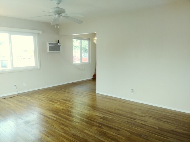 Building Photo - 824 W Cully Dr