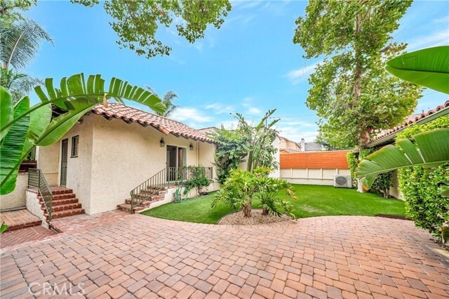 Building Photo - 546 S Beachwood Dr