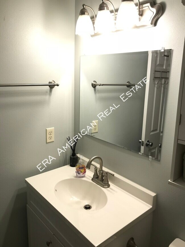 Building Photo - 912 Spruce Ct