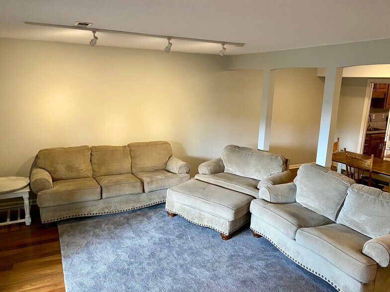 Living room (furniture not included) - 816 Oak St