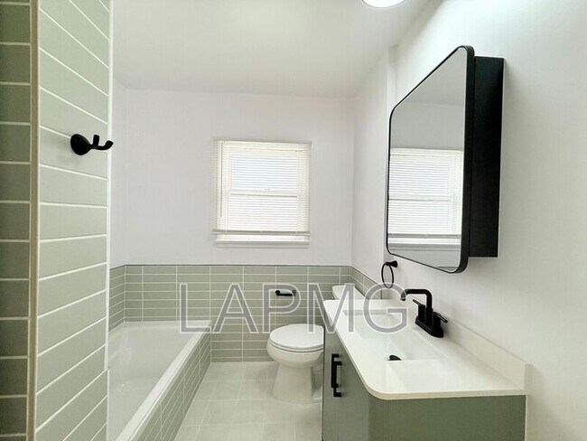 Building Photo - 626 1/2 N Spaulding Ave