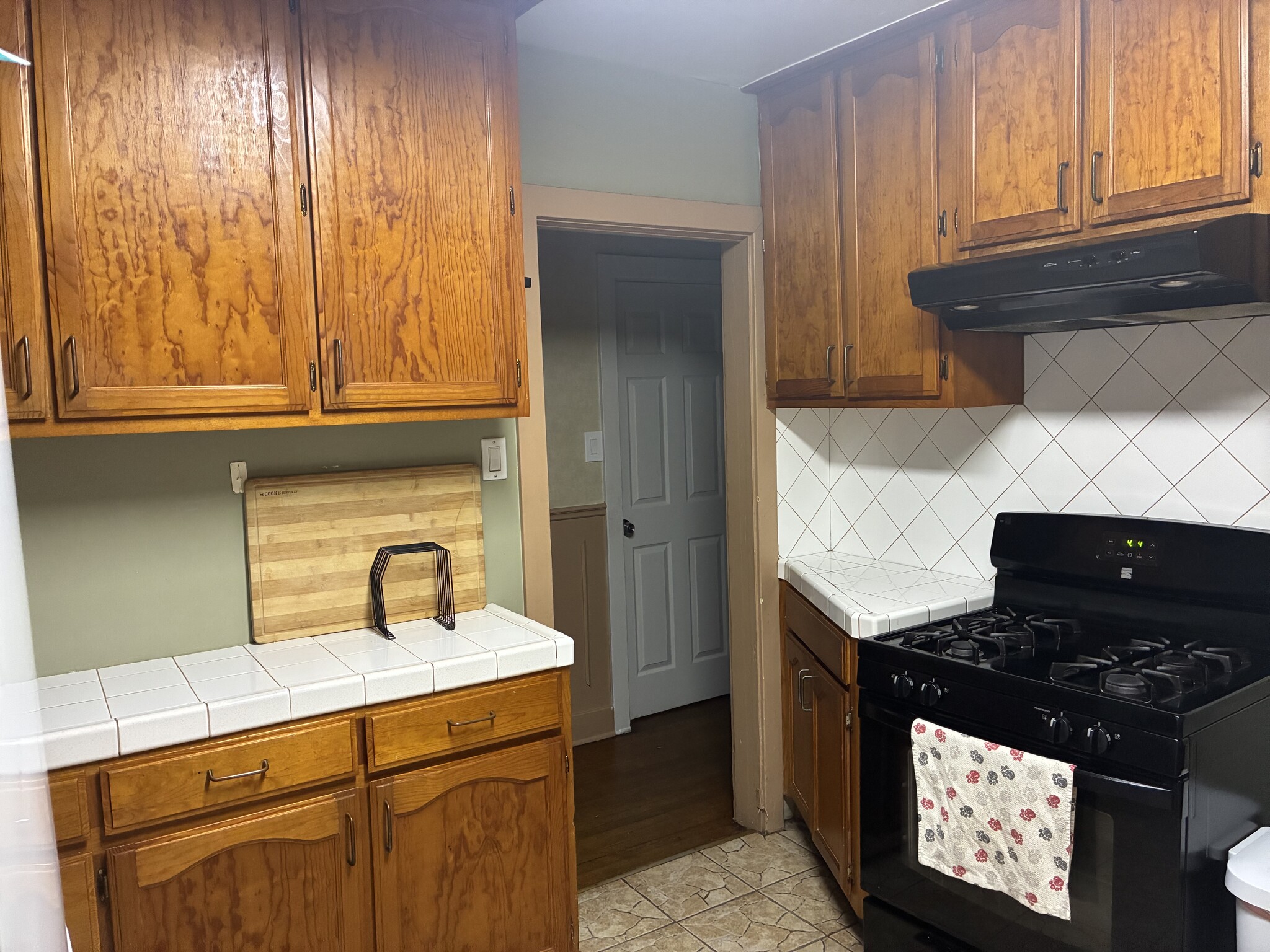 Kitchen and stove - 1315 W 36th Pl