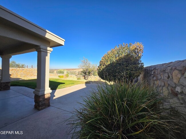 Building Photo - 6617 Cabana Del Sol Dr