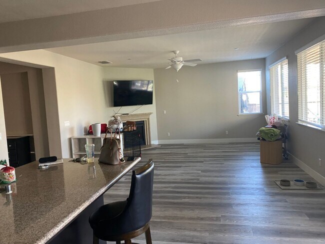 Building Photo - Beautiful Los Banos Rental