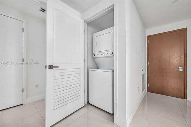 Building Photo - 1080 Brickell Ave
