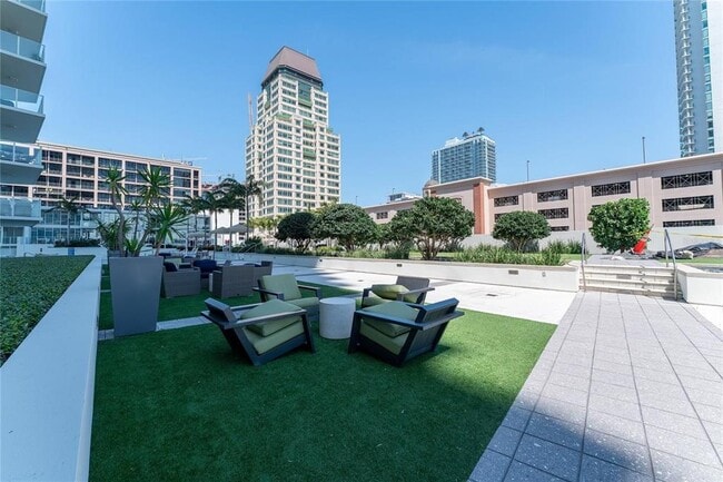 Building Photo - 175 1st St S