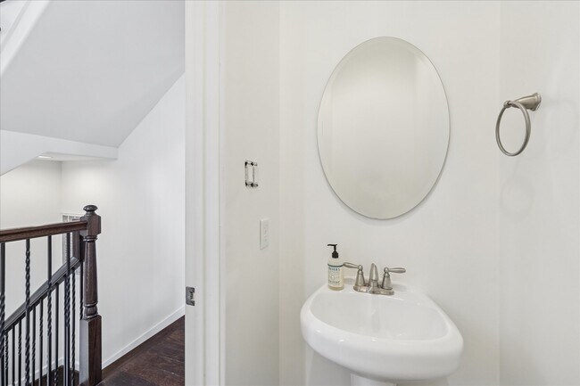 Building Photo - 830 W 19th St