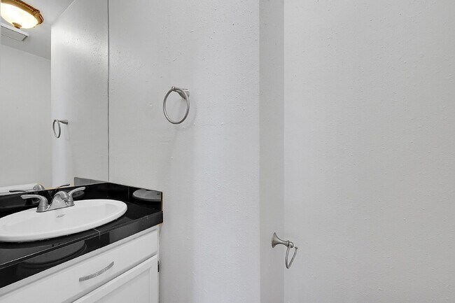 Building Photo - $2,195.00 - 3 Bedrooms, 1.5 Bathroom, Town...