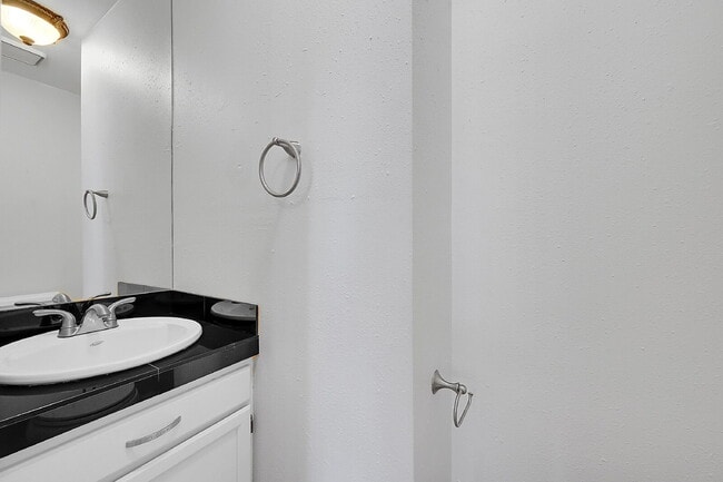 Building Photo - $2,295.00 - 3 Bedrooms, 1.5 Bathroom, Town...