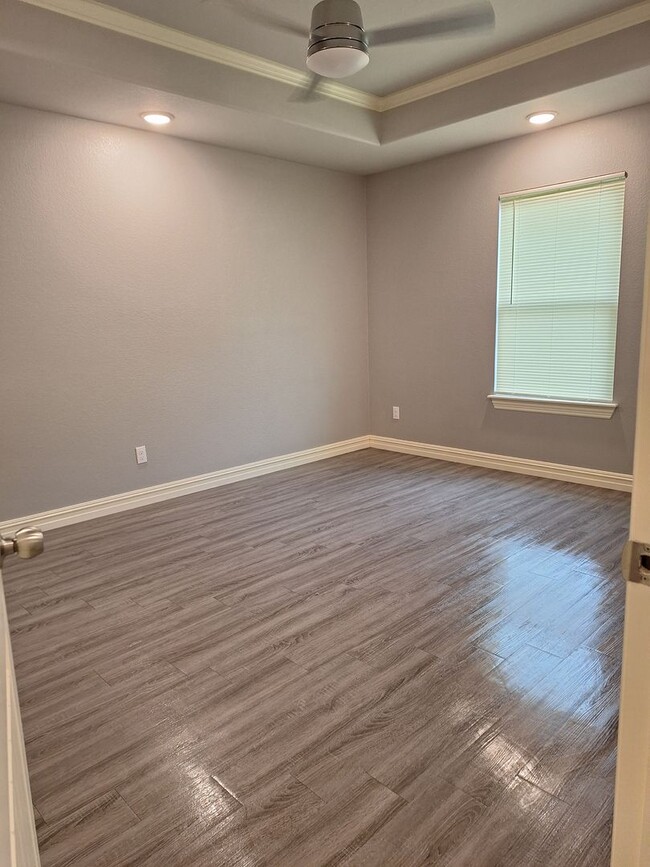 Building Photo - 3 bedroom Duplex with move in special