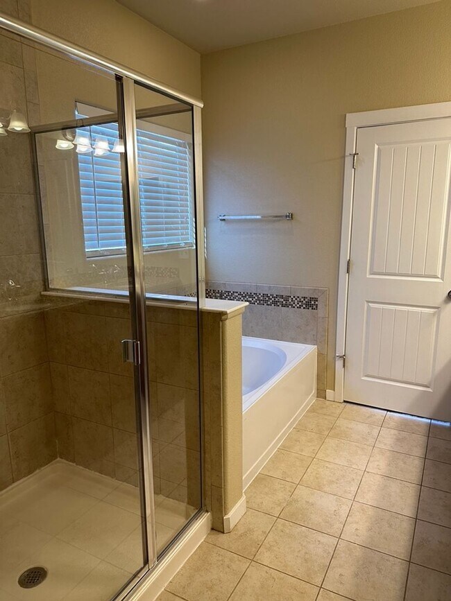 Building Photo - BEAUTIFUL 4BD HOME in NE COL SPGS w/ MAIN-LEVEL MASTER SUITE & AC - Security Deposit Alternative ...