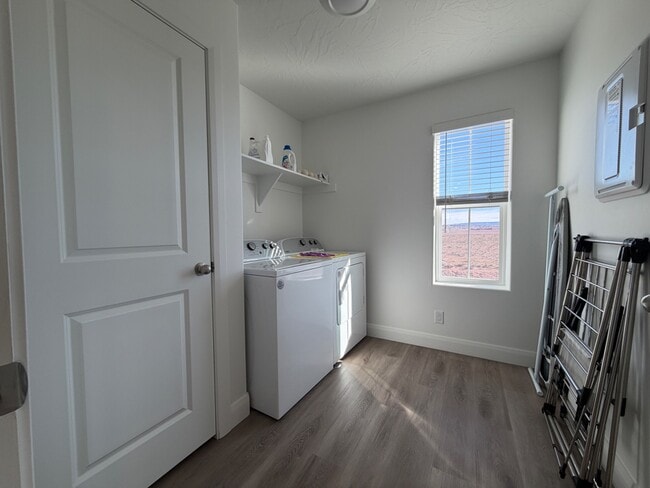 Building Photo - 487 W Carnation Ct