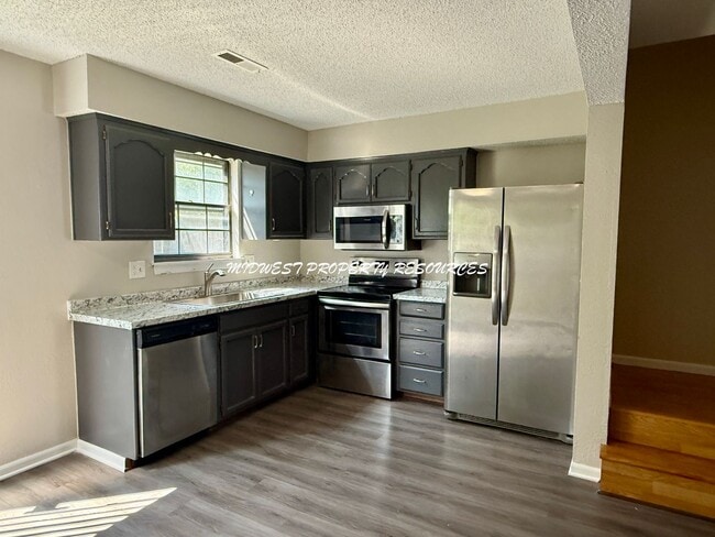 Building Photo - Beautiful 2 Bedroom Townhome with Updated ...