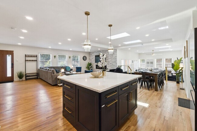 Building Photo - Fully Furnished: Beautiful 4-Bedroom Home ...