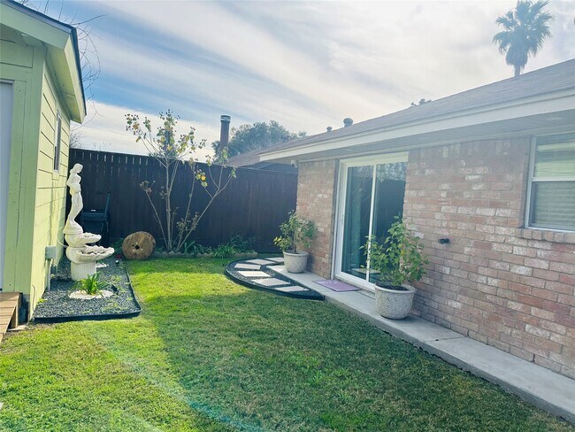 Building Photo - 10518 Pleasanton Dr