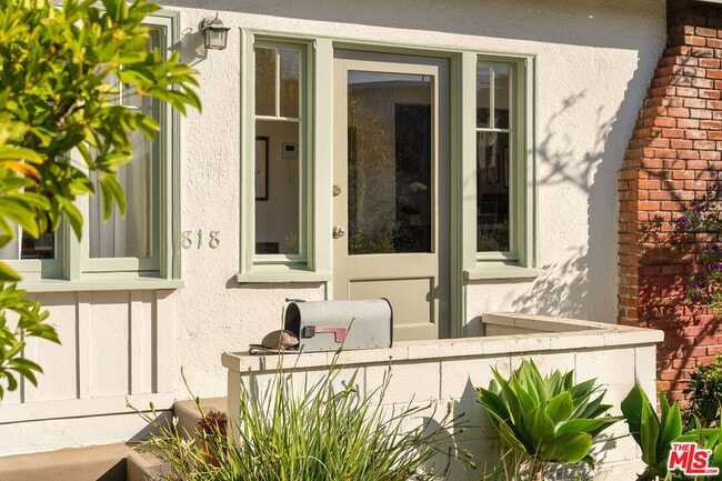 Building Photo - 818 Palms Blvd