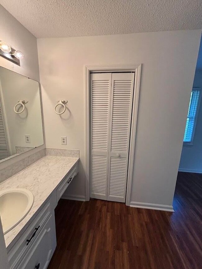 Building Photo - 3 Bedroom Townhouse available in Ashley Vi...