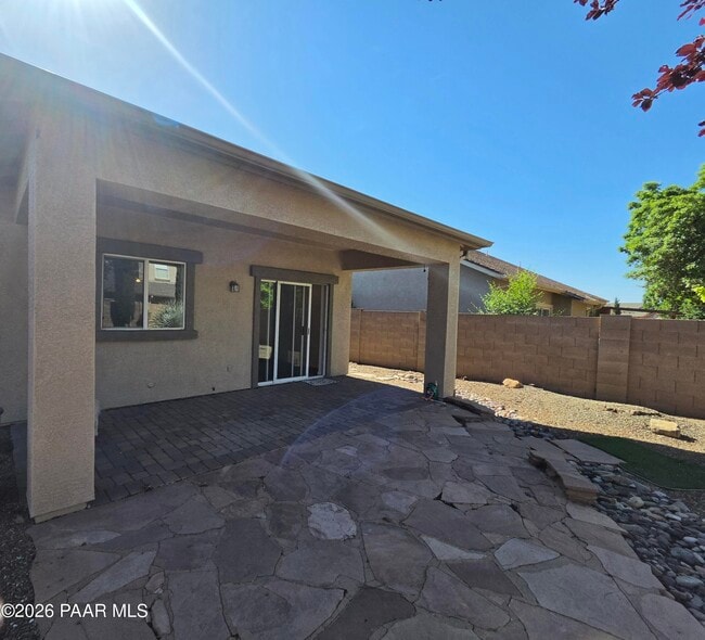 Building Photo - 556 N Robles St
