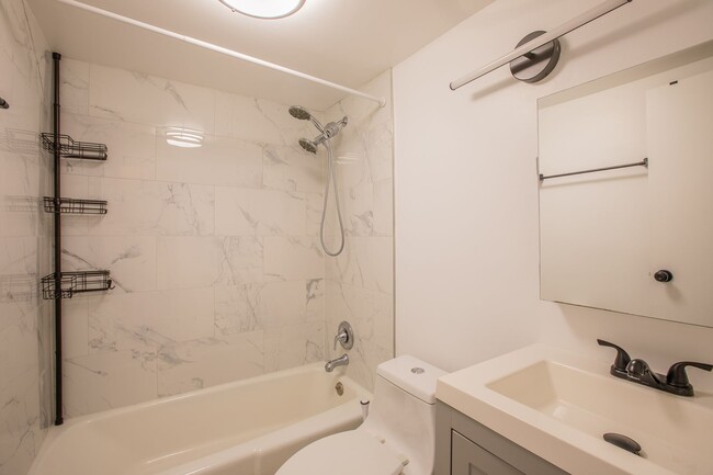 Building Photo - Beautiful 2 BR/1 BA Condo in Dupont Circle!