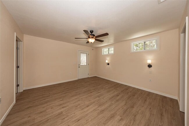 Building Photo - 400 Oak Knob Dr