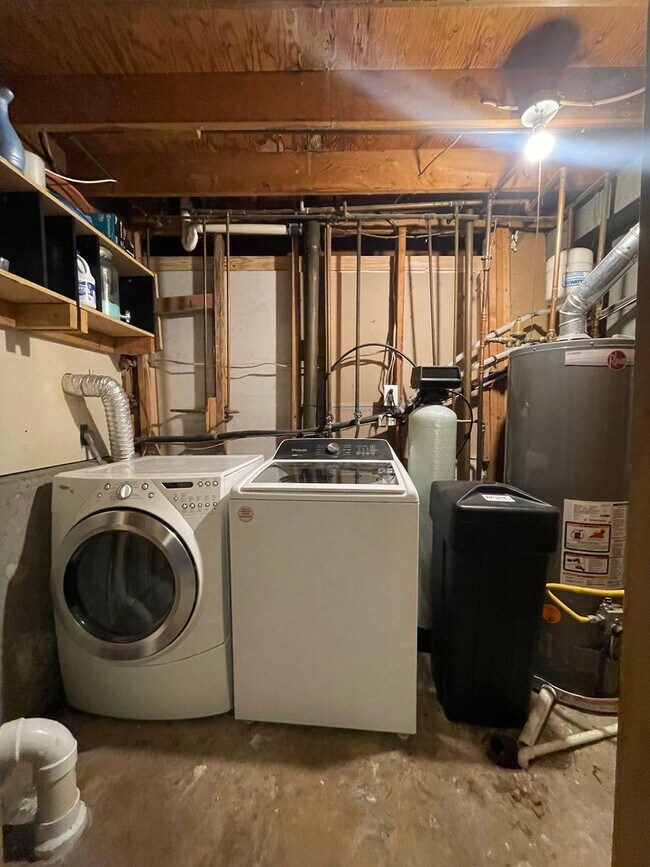 Building Photo - 4 bed 2 bath Home Perfectly Located