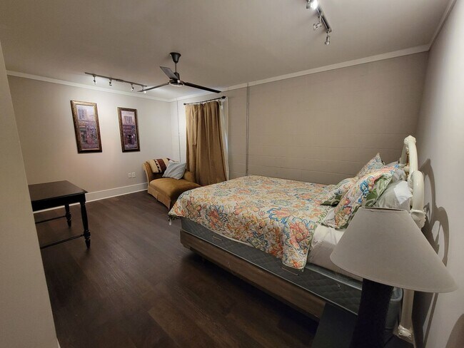 Building Photo - Spacious and newly renovated 3 bed 2 bath ...