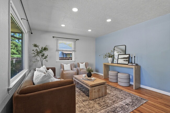 Building Photo - 3209 W Plant Dr