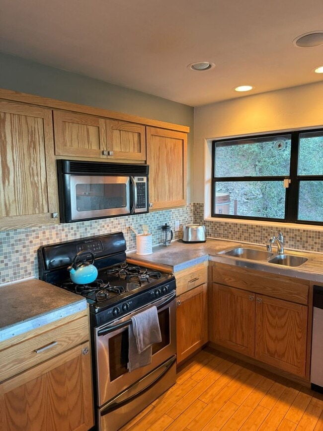 Building Photo - 2-Bed, 1-Bath Mountain Cabin Retreat with ...