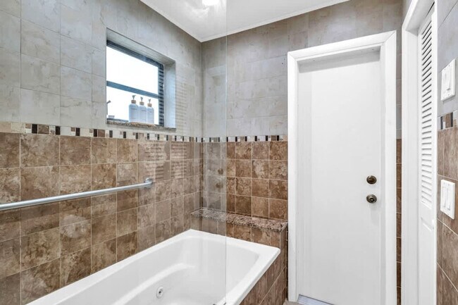 Building Photo - 1006 SE 6th St