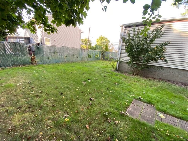 Building Photo - 2 Roland Rd