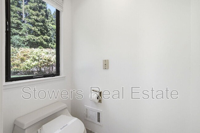 Building Photo - 618 Banister Ln